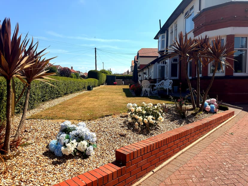 Well-maintained garden grounds at Chaseley House