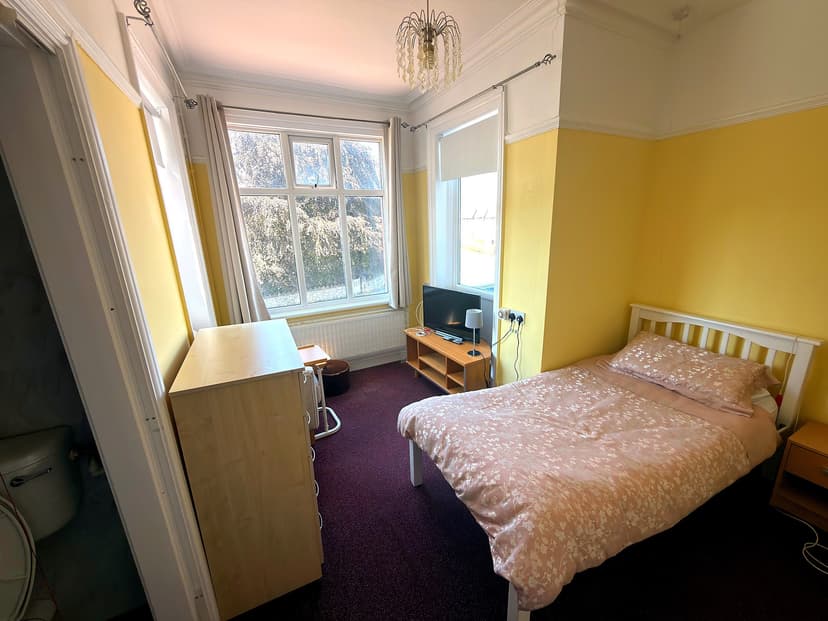 A comfortable en-suite bedroom at Chaseley House